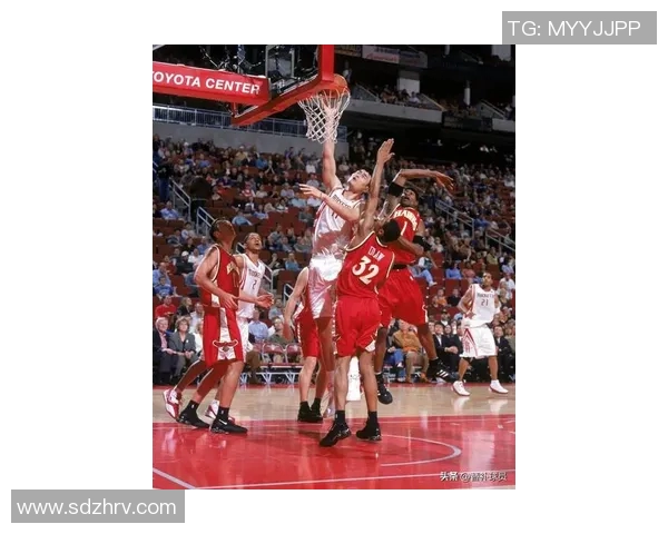 姚明与奥拉朱旺的对决：两代篮球巨星的巅峰对抗与传奇故事