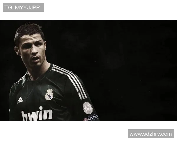 足球明星黑色衬衫背后的故事与时尚魅力揭秘