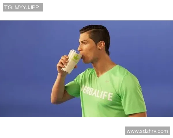 足球明星频频脱上衣引热议球场内外展现魅力与个性 足球明星频频脱上衣引热议球场内外展现魅力与个性