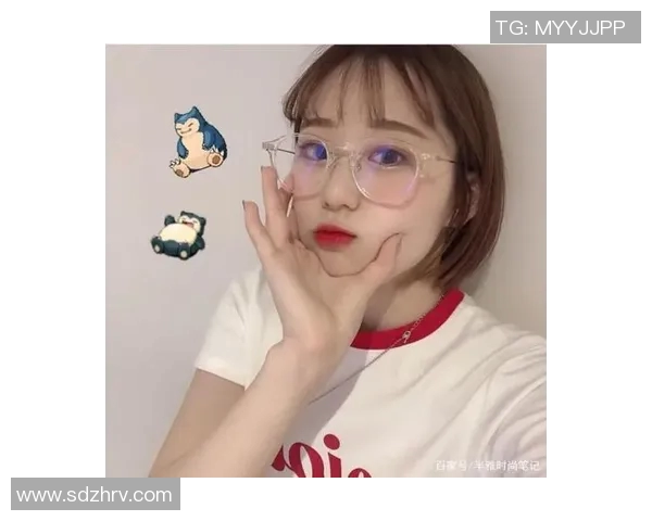 足球明星戴眼镜的魅力瞬间女生们的时尚选择与偶像风格的完美结合